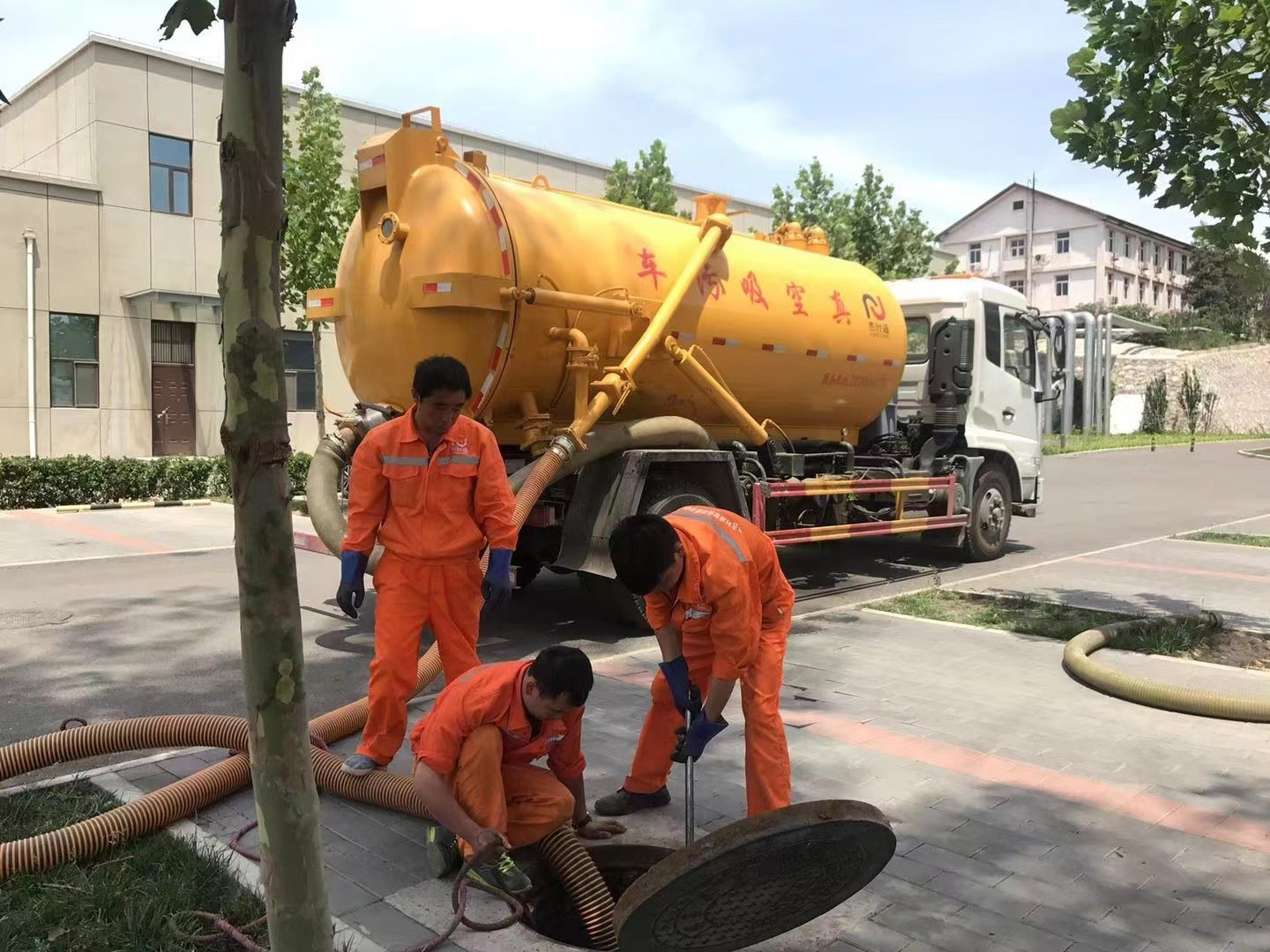 孟连管道疏通车停在窨井附近